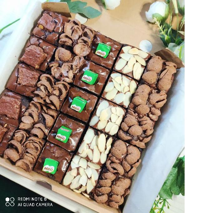 

✨COD✨ Brownies Bella Brownies FUDGY Panggang Sekat Premium topping Silverqueen Almond Milo Cococrunch II HAMPERS LEBARAN 2023 !