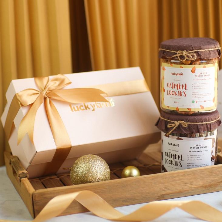 

Terlaku... Hampers / Gift Box / Kado - Semi Hardbox - Oatmeal Cookies 2 Jar + FREE Greeting Card + Pita + Bubble Wrap | LUCKYBITE