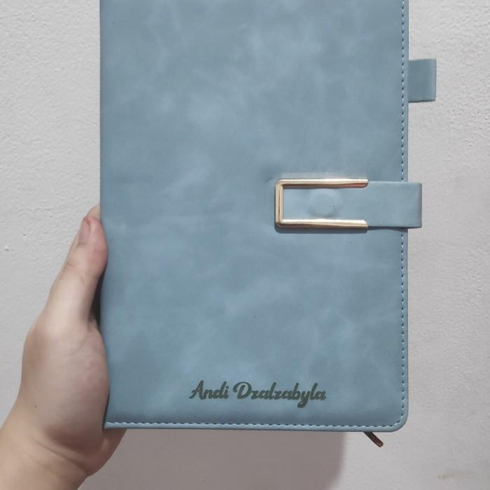 

Paket Kado Hampers Notebook Agenda Custom Nama Dan Pena Custom Premium