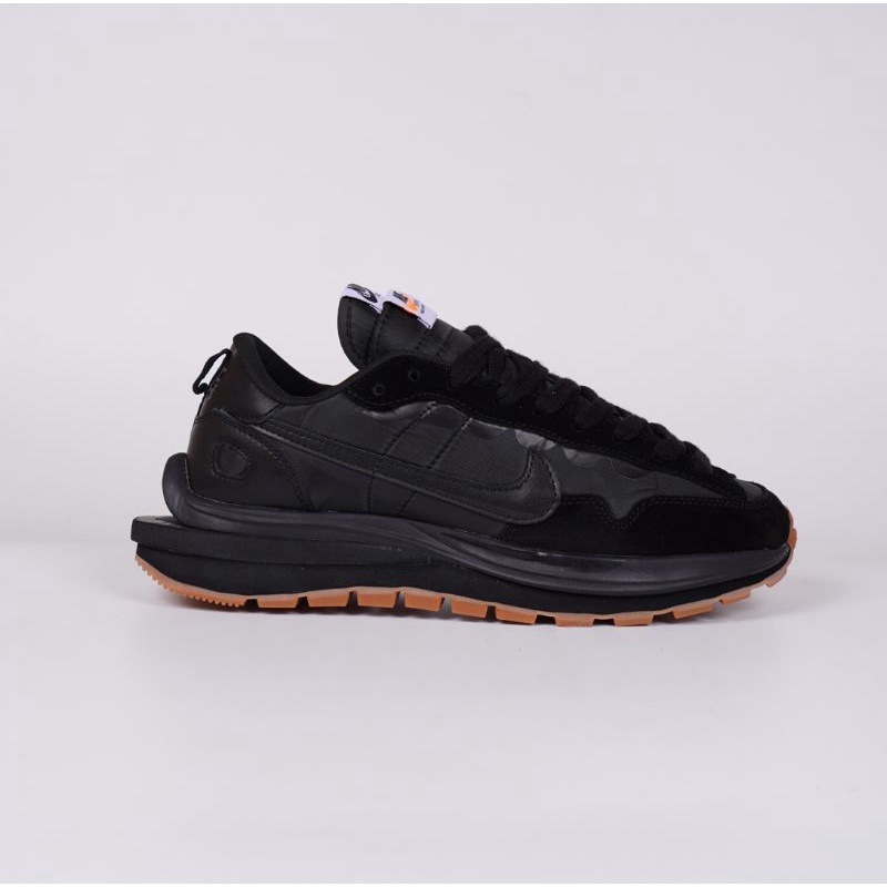 Sepatu Nike vaporwaffle sacai black gum