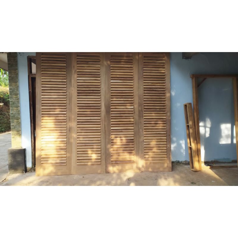 pintu garasi krepyak kayu