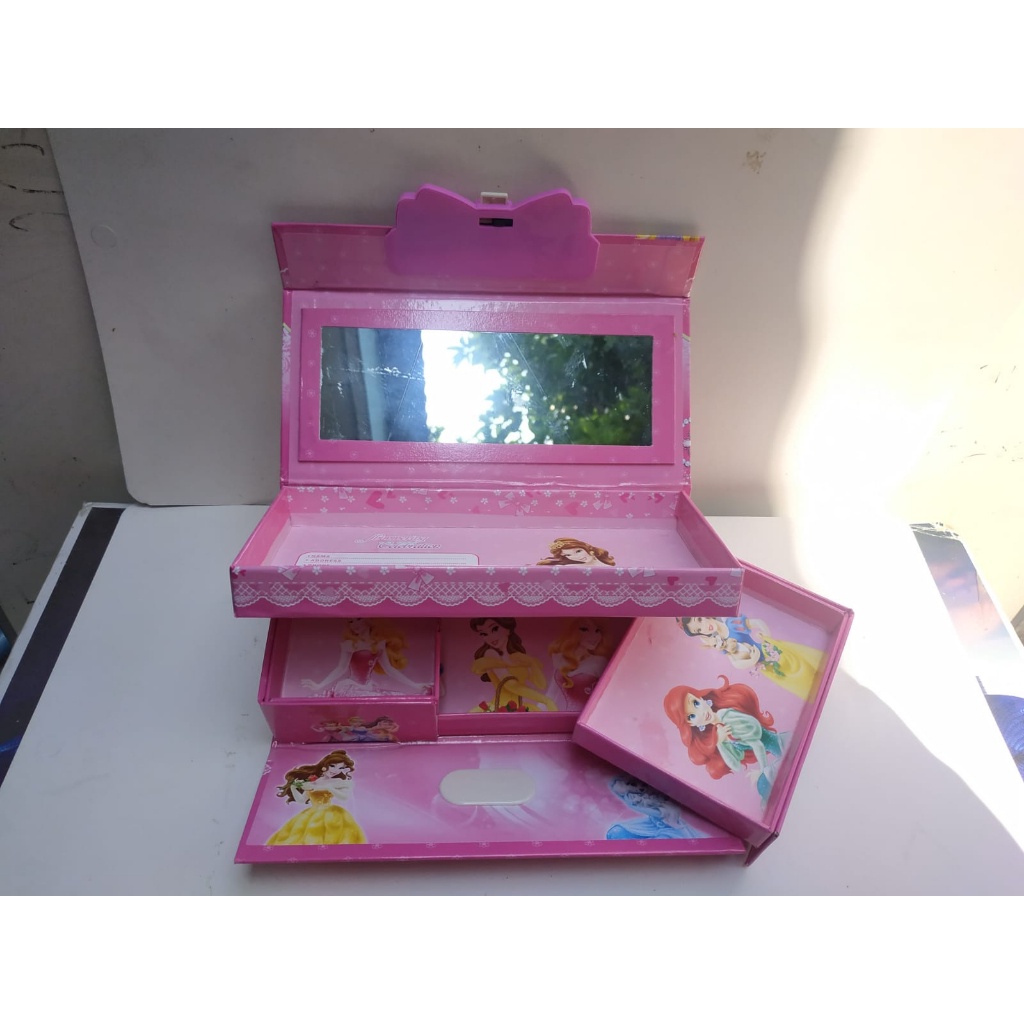 

KOTAK PENSIL 3D DENGAN KODE/SANDI MOTIF ANAK, TEMPAT ALAT TULIS TINGKAT 3 KARAKTER