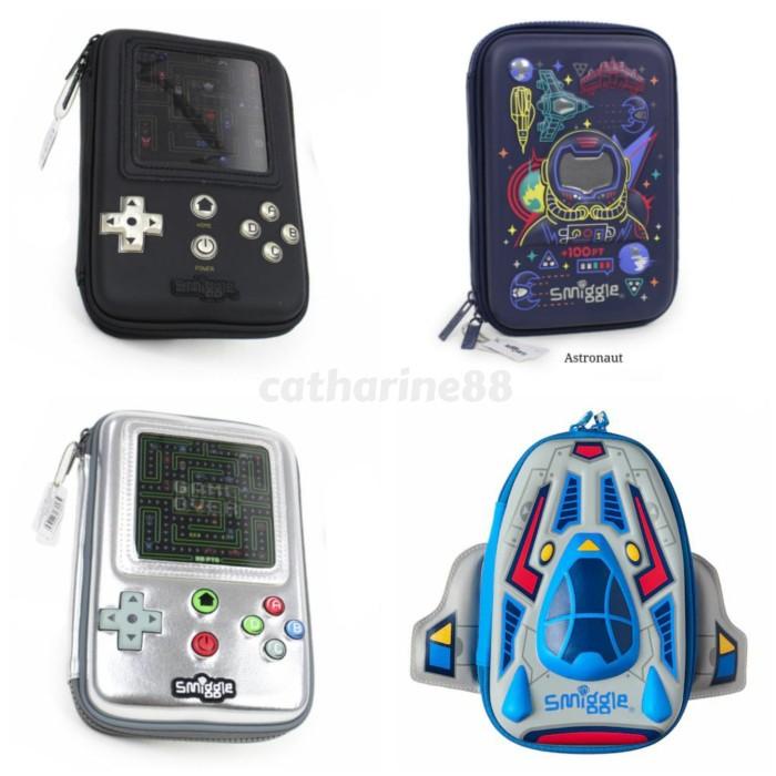 

SMIGGLE TEMPAT PENSIL GAMEBOY BLACK GOLD ASTRONAUT ASTRONOT SPACESHIP