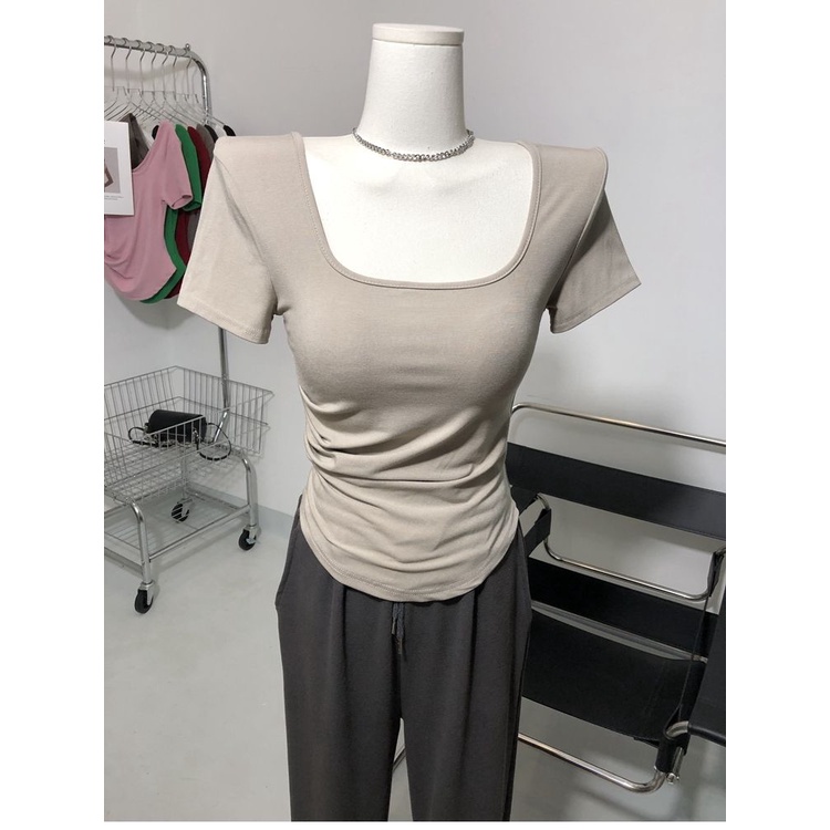 Red Simpan untuk dirimu sendiri! Tidak peduli bagaimana Anda memakainya, Anda tidak akan bosan. T-shirt lengan pendek lipit kerah persegi, slim fit, atasan hem melengkung, musim panas