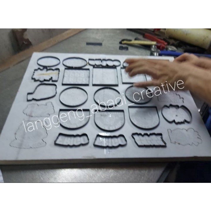 

Free Ongkir Pisau bulat oval kotak / Pisau plong | Pisau pond / rule cutter round | Kartu nama | ID CARD die cutting