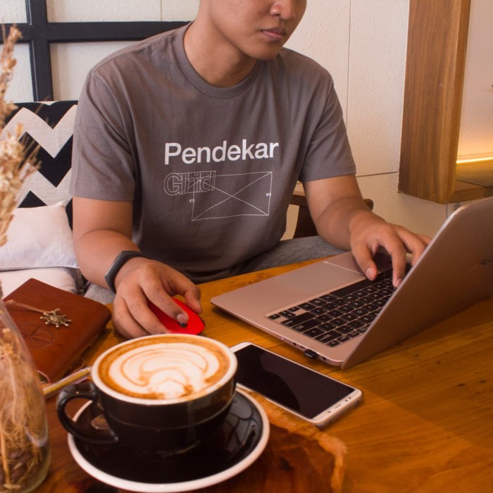 

Terlaris T-Shirt Pendekar Grid Dgi (Light Grey / Charcoal)