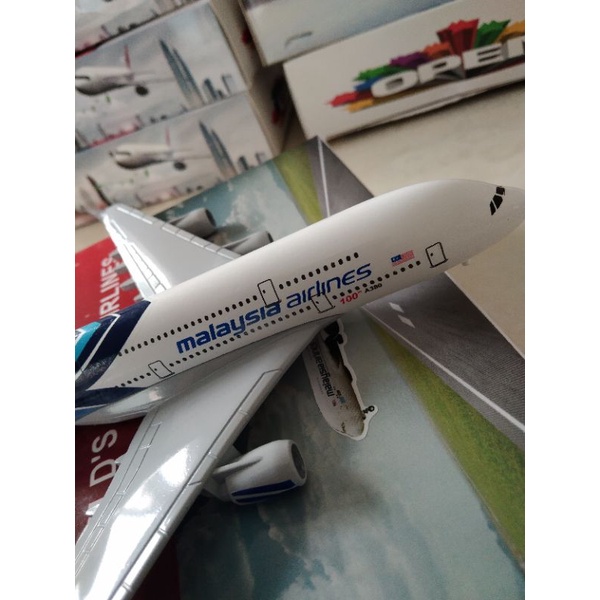 Miniatur Diecase pesawat Malaysia Airlines Panjang 20 cm Ada Roda