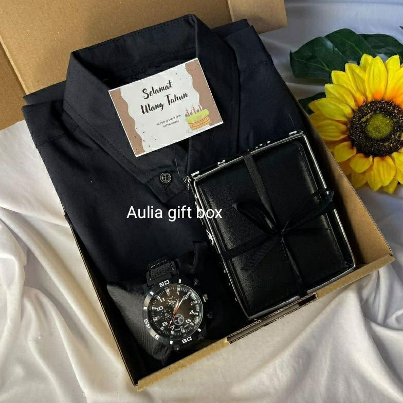 

Model Baru.. HAMPERS COWOK KEMEJA LENGAN PANJANG HITAM KADO ULANG TAHUN ANNIVERSARY WISUDA PCY