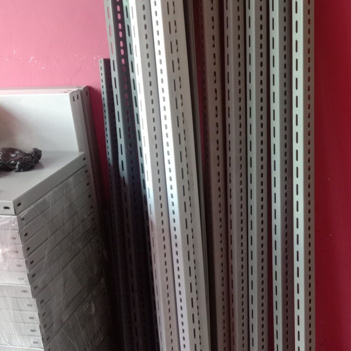 besi siku lubang 2 meter tebal 2 mm banci