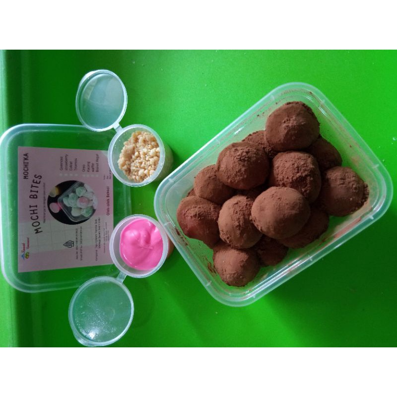 

Mochi Bites coklat mini 25pcs saus coklat rasa strawberry dan kacang