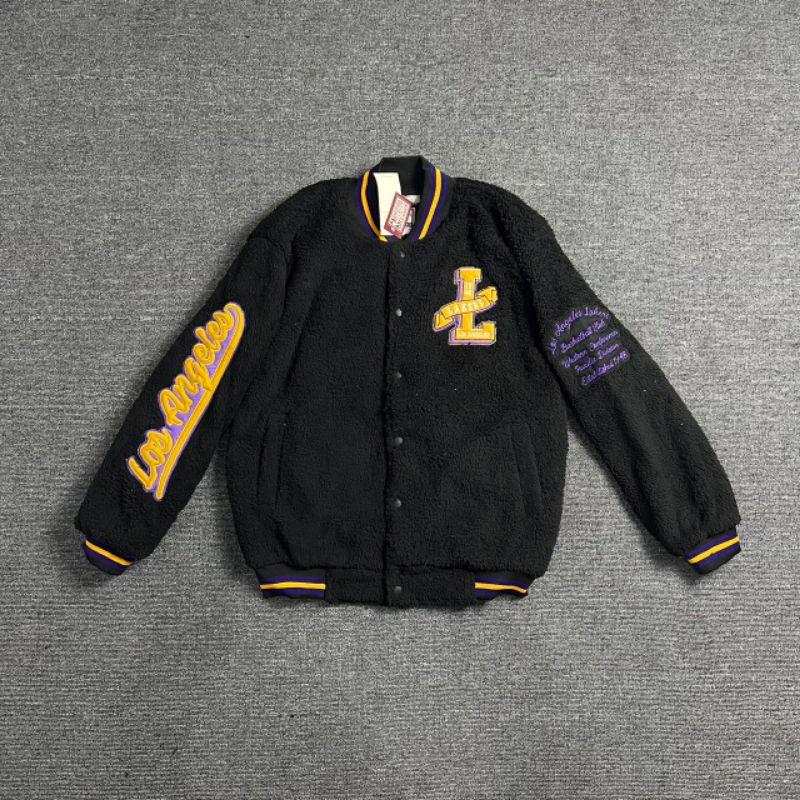 JAKET BOMBER VARSITY LAKERS LOS ANGELES SHERPA BORDIR FULL TAG LABEL CASUAL HYPE