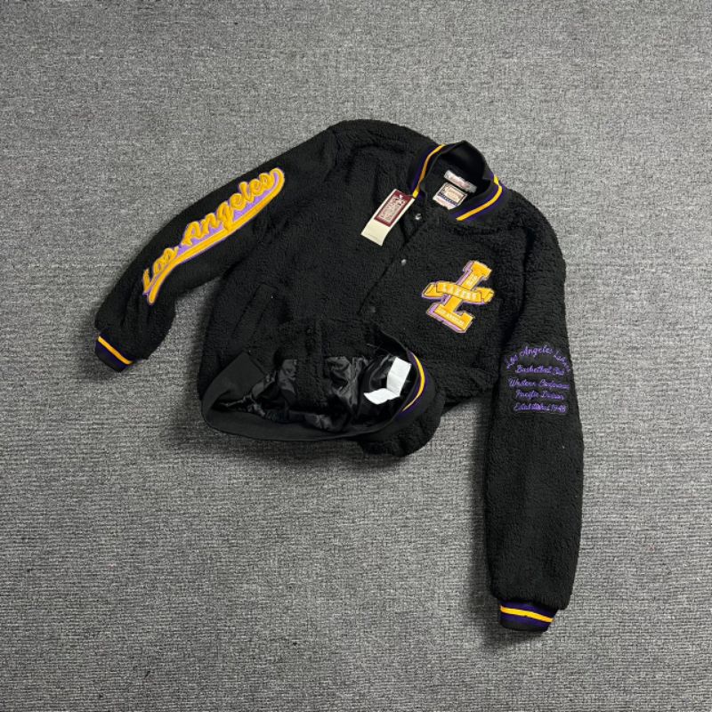 JAKET BOMBER VARSITY LAKERS LOS ANGELES SHERPA BORDIR FULL TAG LABEL CASUAL HYPE