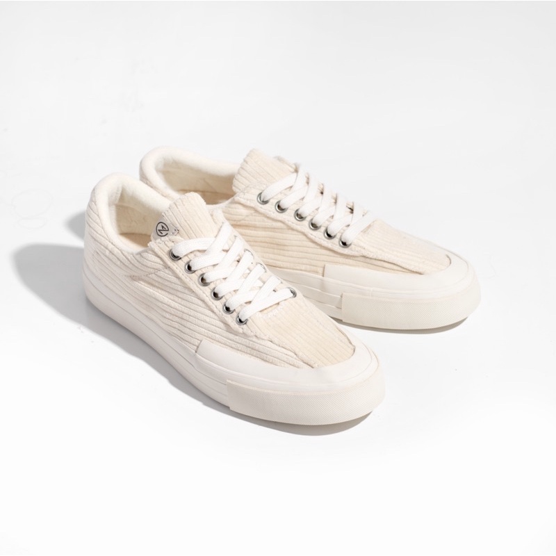 MARQUE.CO ‘Tova’ BROKEN WHITE Corduroy vol 3.0 - Sepatu Pria &amp; Wanita dengan Konsep Jadul Nostalgia 1990an! Bonus Mainan Jadul, dan Insole Super Empuk! Packaging Sneakers Paling Unik!