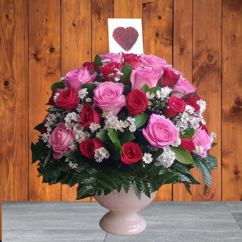 Bunga mawar asli dengan vas keramik