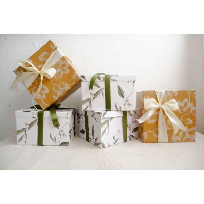 

gift box / hampers box / kotak kado motif size 22*22*14cm