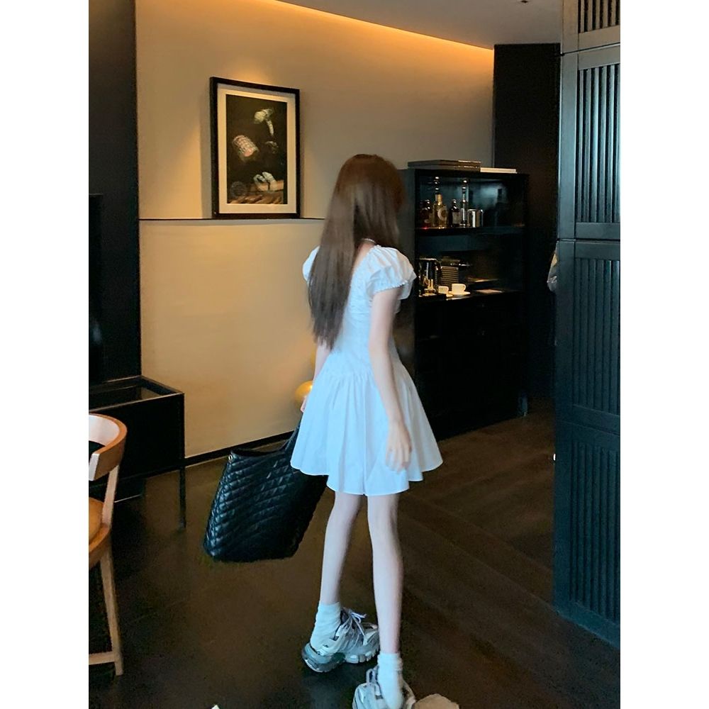 Red Gaun Putih Wanita V-Leher Gaun Putri 2023 Musim Panas Baru Desain Gadis Panas Teh Istirahat Rok Gaya Balet Rok