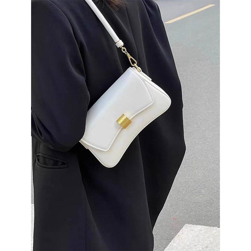 Red High-End Messenger Persegi Kecil Tas Wanita 2023 Baru Niche All-Match Genggam Satu Bahu Retro Baguette Tas Ketiak tas
