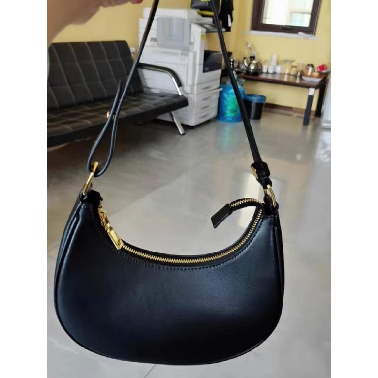 Red 2022 bulan sabit baru high-end tas wanita dengan kulit asli ketiak tas selempang musim panas wanita desain ceruk baguette.