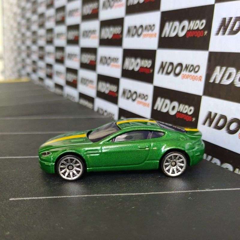 Hot Wheels Aston Martin V8 Vantage Green New Loose Giftpack - 2021 HW Exotics 5Pack