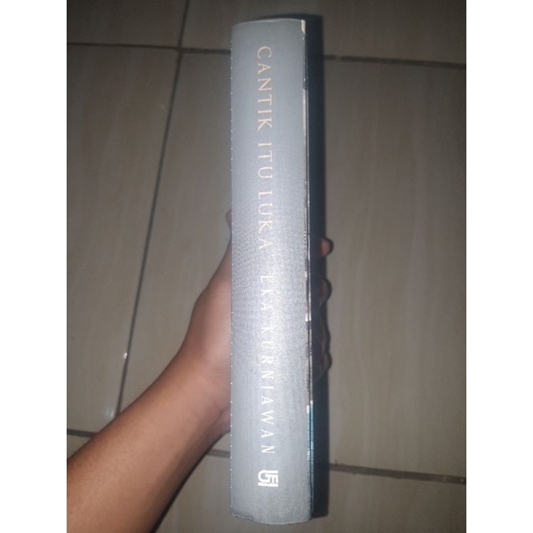 Novel Cantik Itu Luka hard cover preloved
