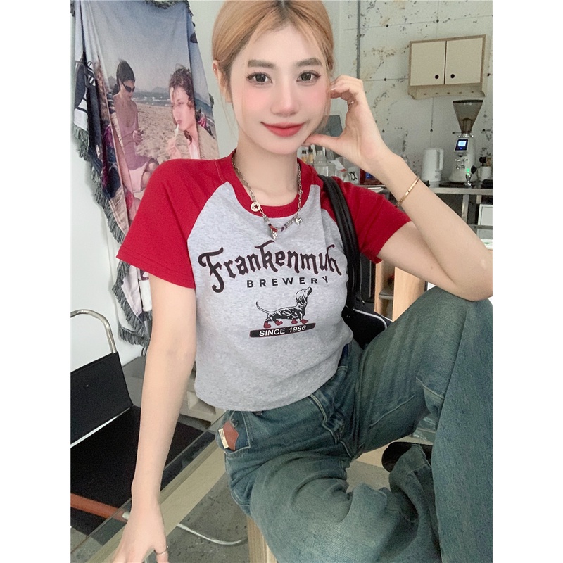 Red Slim Slim Hot Girl Pendek Pencocokan Warna Lengan Pendek T-shirt Wanita Musim Panas 2023 Baru Leher Bulat All-Match Korea top In
