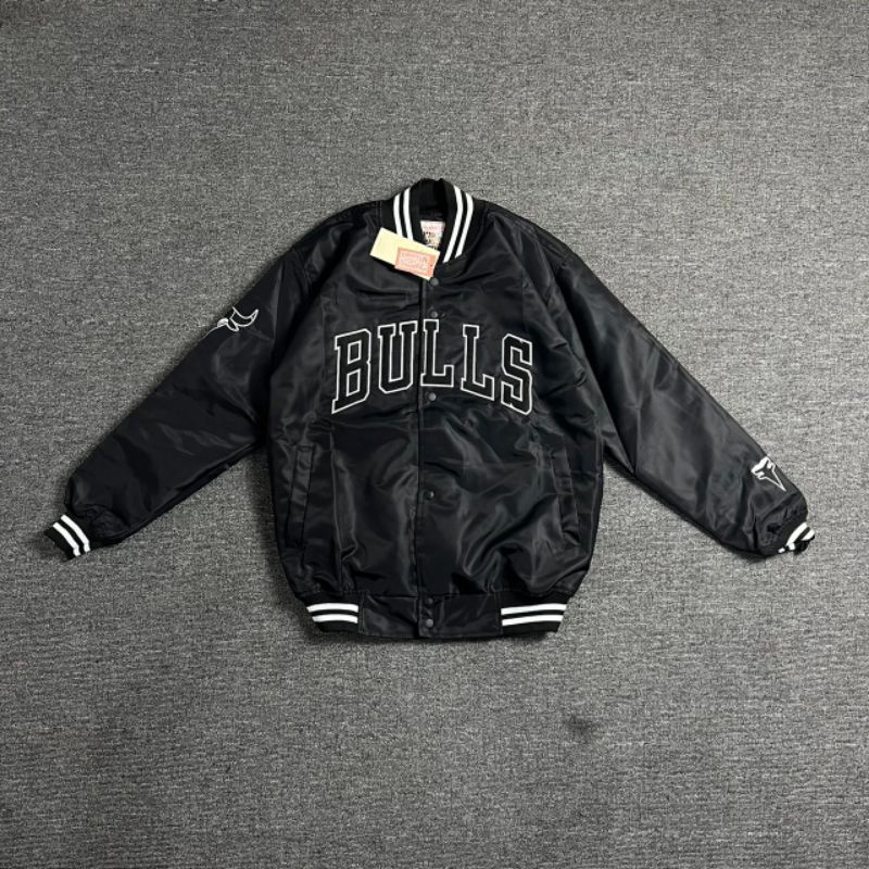 JAKET VARSITY BULLS BLACK BORDER FULL TAG