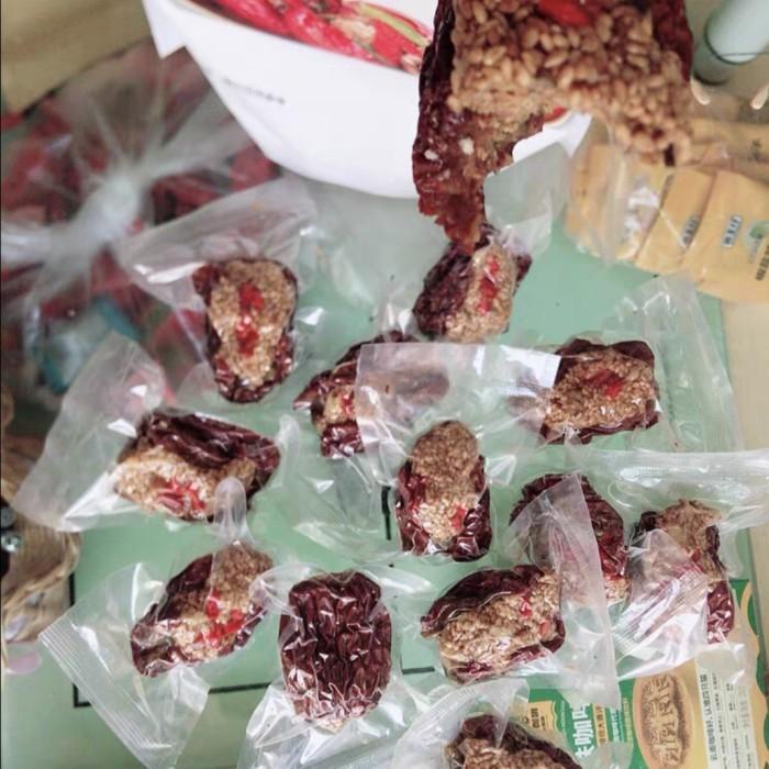 

kurma merah berisi kismis walnut 250 gr Best Seller