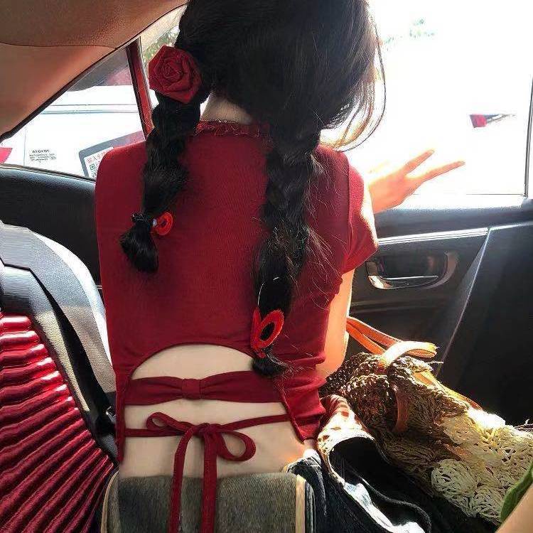 Red Cinta berongga gadis bahu depan T-shirt pendek wanita 2023 musim panas baru rasa desain ceruk lengan pendek atas pakaian wanita