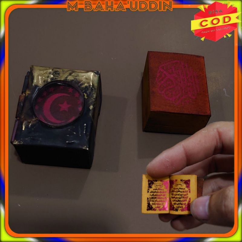 Al Qur'an stambul tinta merah wadah kuningan ada kaca pembesar