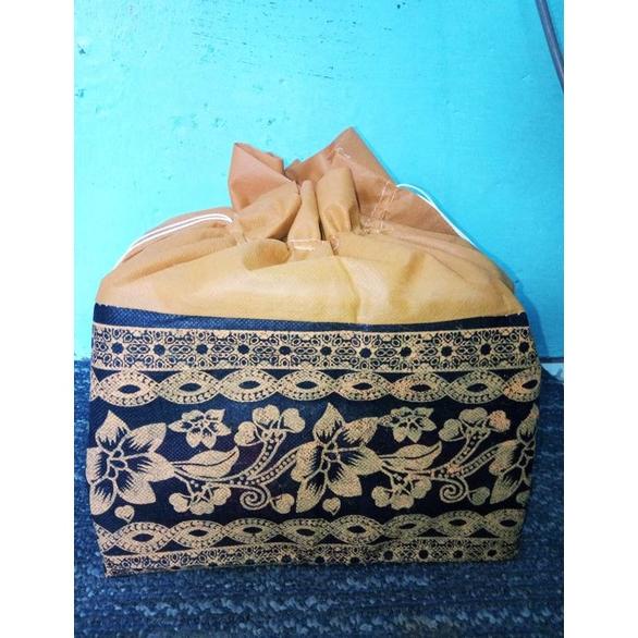 

Promo Tas hajatan serut bambu batik kotak nasi 22 x 22 tas spunbond tas box nasi tas kotak nasi