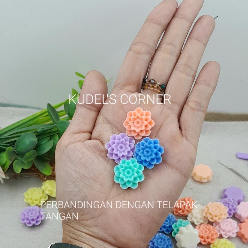 8Pcs manik mote bunga teratai ( 2 lubang )
