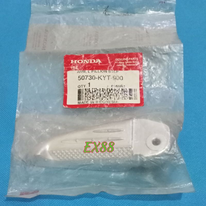 FOOT STEP FOOTSTEP PIJAKAN INJAKAN KAKI BELAKANG KIRI SCOOPY KARBU ORIGINAL AHM ASLI 50730-KYT-900