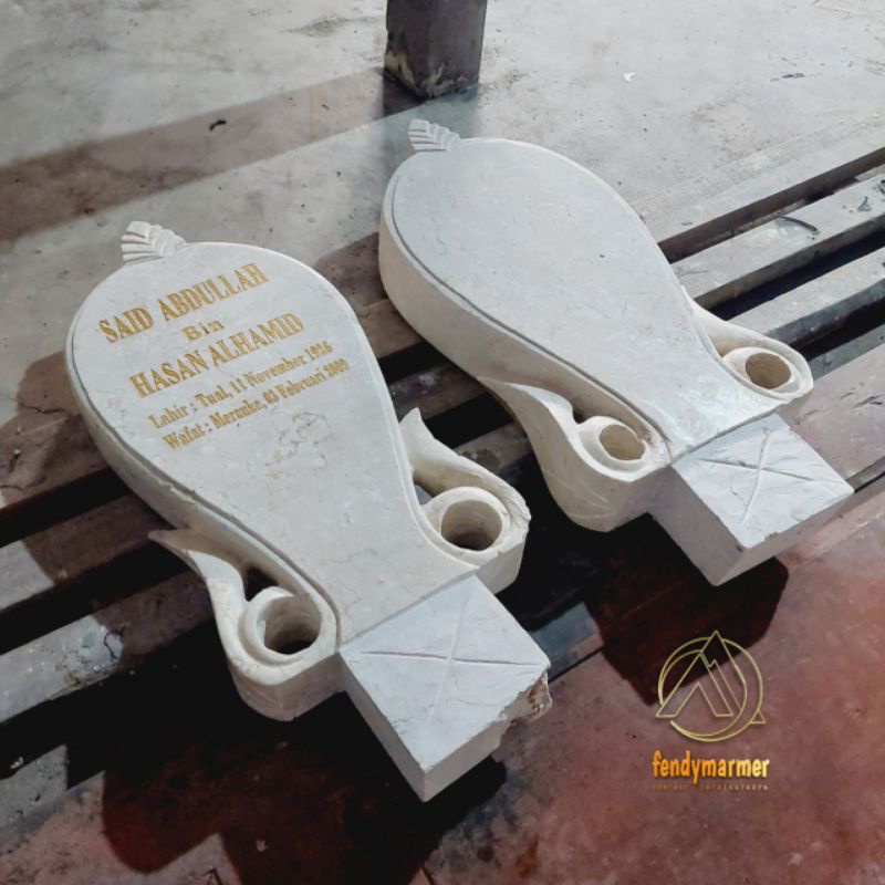 Sepasang nisan pipih ukir grafir batu marmer putih tebal