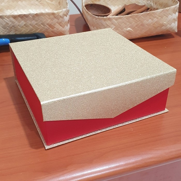 

Terlaris Box Magnet Dasi Gold Red 22X22X8Cm / Kotak Hampers Lapis Legit