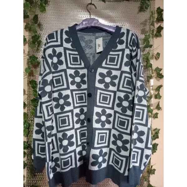 Cardigan rajut jumbo warna abu motif bunga
