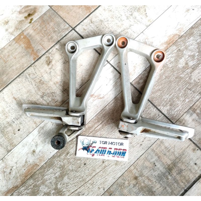 footstep foot step plat dudukan step pijakan kaki belakang kanan kiri ori original honda cbr 150r 15
