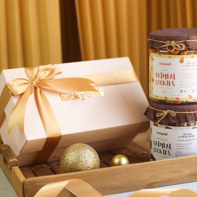 

HRVN1301㊩ Hampers / Gift Box / Kado - Semi Hardbox - Oatmeal Cookies 2 Jar + FREE Greeting Card + Pita + Bubble Wrap | LUCKYBITE ㊮