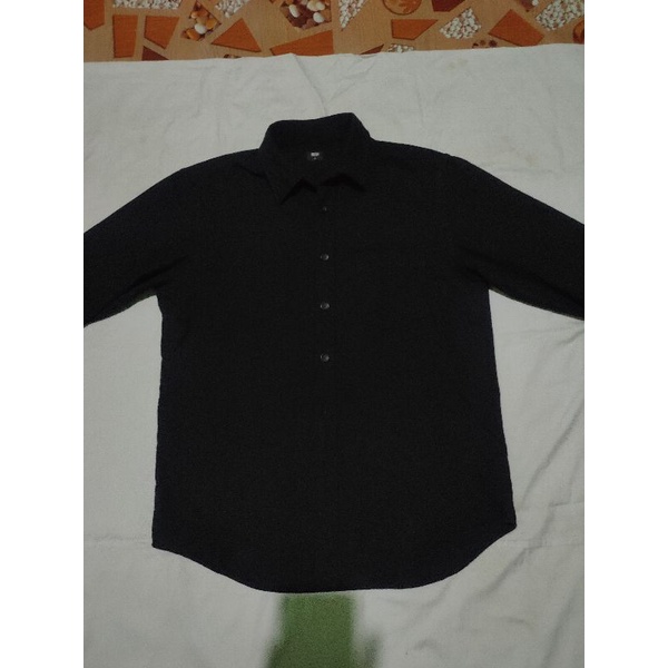 Kemeja Uniqlo Hitam pekat