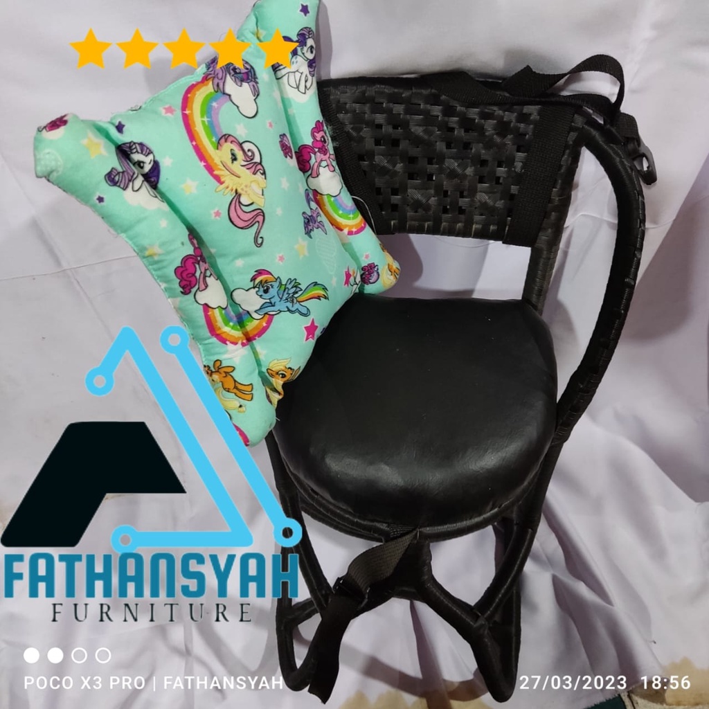 KURSI BONCENGAN ANAK ROTTAN WARNA HITAM DOFF SATU SET BANTAL SETANG KOMPLIT SABUK SEFTY TERBUAT DARI ROTAN ALAM DAN ROTAN SINTETIS PENUH BANYAK VARIAN GAMBAR BANTAL MICKYMOUSE KAROPY DORAEMON TAYO KUDA PONY HELLOKTYY