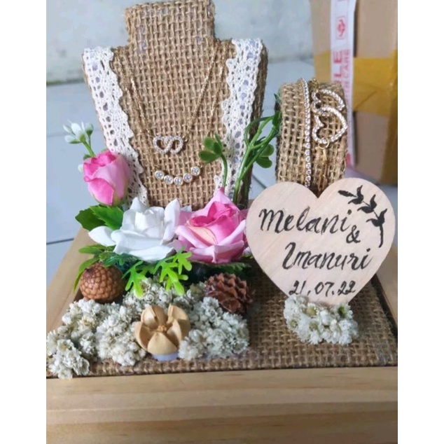 tempat seserahan kalung dan gelang