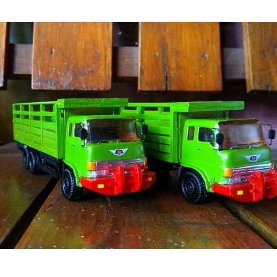 Miniatur truk Hino Ranger Hijau