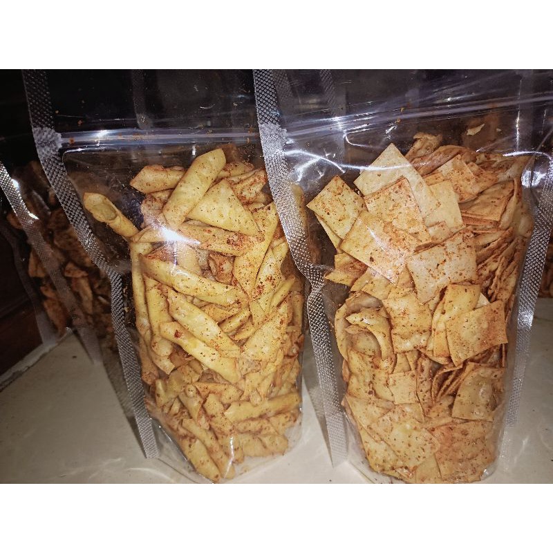 

kripik bawang / kripikk pangsit balado daun jeruk 250gram