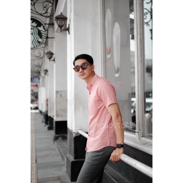 kemeja pendek Polos SlimFit Pria Lengan Pendek Warna Pink Size M L XL *New - Merah Muda, M L3S2 TRANDY kameja pendek VIRAL kemeja pendek pria motif kemeja cowo EXSLUSIVE BEST SELLER baju kemeja cowo COD TERLARIS TOP SELLER kameja pendek pria baju kemeja