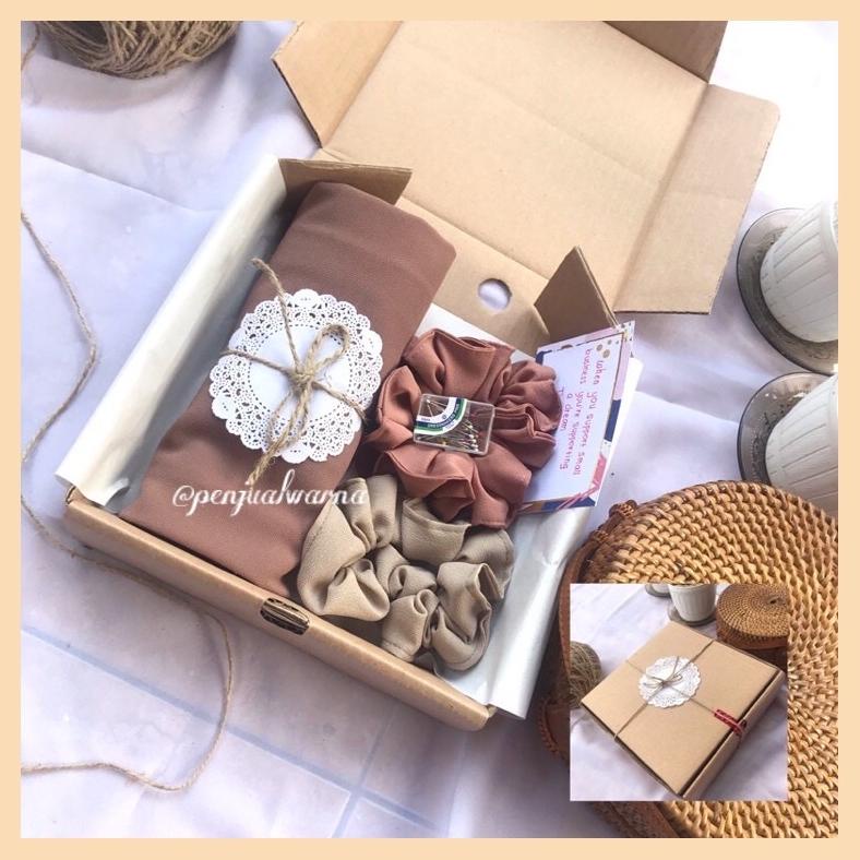 

Giftbox Hijab Pasmina Ceruty Baby Doll / Hampers / Kado / Hadiah Promo Best Seller!