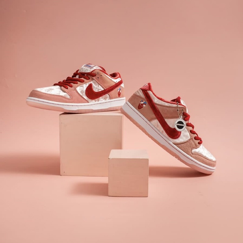 Dunk Low SB Strange Love Valentine Day