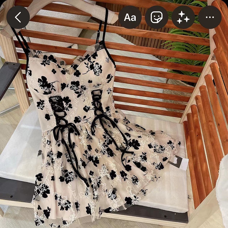 Red Setelan one-piece &quot;Lonia Holiday&quot; French floral berkelompok V-neck tali pinggang rok tutu wanita 2023 baru