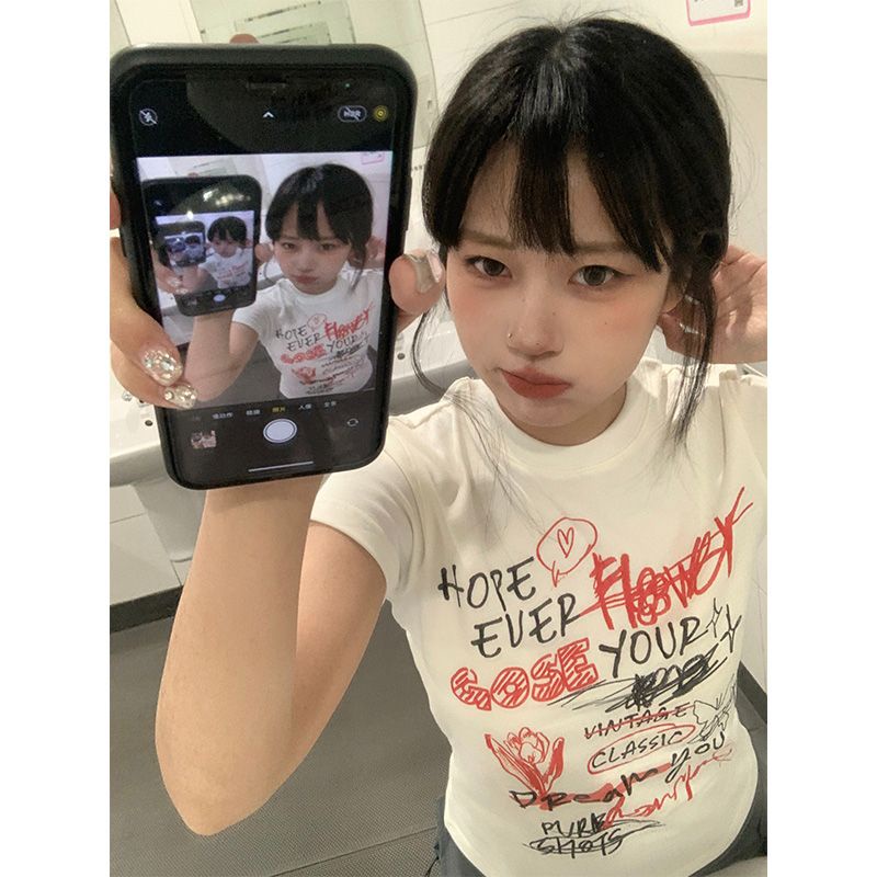 Red American hot girl grafiti cetak bahu lengan pendek t-shirt wanita musim panas self-budidaya pelangsing niche chic pendek pendek top