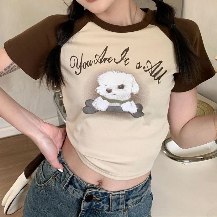 Red American Retro T-shirt Wanita Musim Panas 2023 Baru All-Match Lengan Pendek Berpinggang Tinggi Pendek Manis dan Pedas bahu Depan Top
