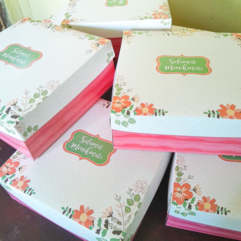 

1 PACK ISI 25 LEMBAR KARDUS NASI BOX LOCK PAPER SM PINK DESAIN CANTIK