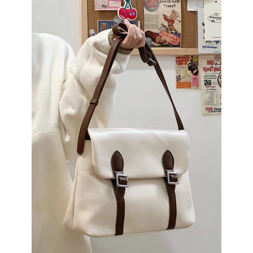 ✷Sera  Toko Gaya Retro Berkapasitas Besar Kelas Commuter Tas 2023 Musim Semi Niche Kulit Lembut Tekstur Cambridge Tas Messenger Tas